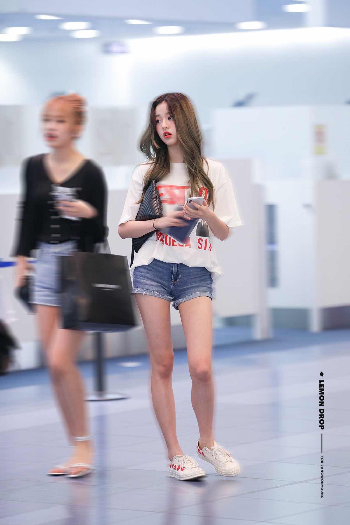 1z.90.Jang-Won-Young-IVE-denim-jeans-truyen-thong-spotlight-viet-nam-