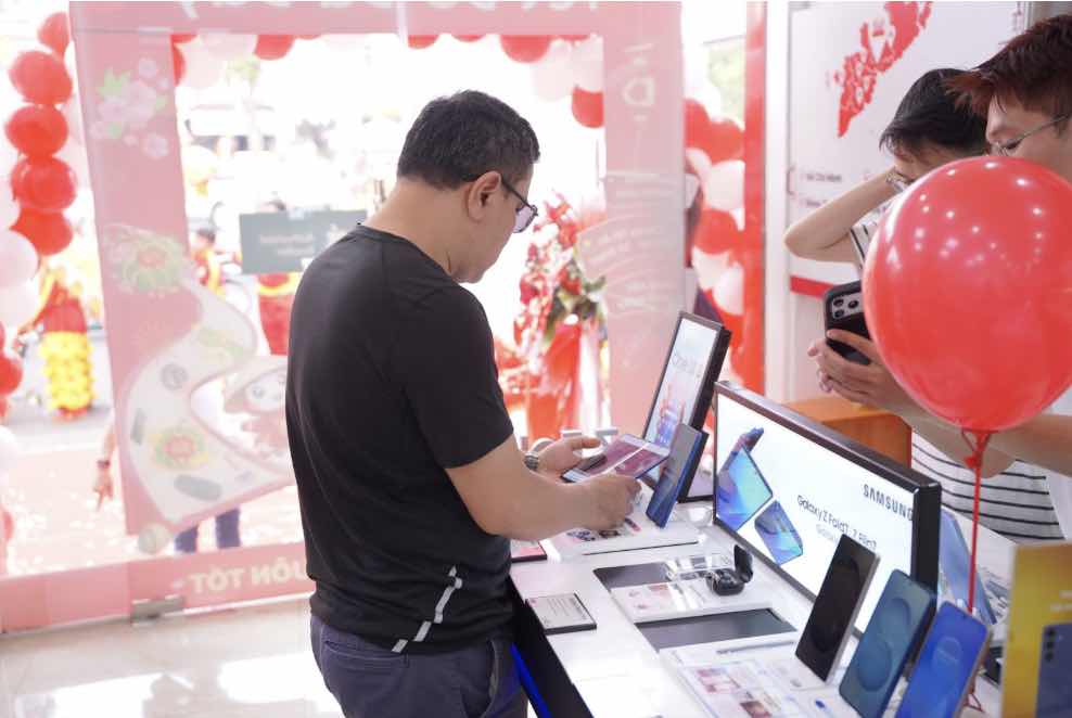 1z.940.samsung-galaxy-s20-di-dong-viet-truyen-thong-spotlight-vietnam-23