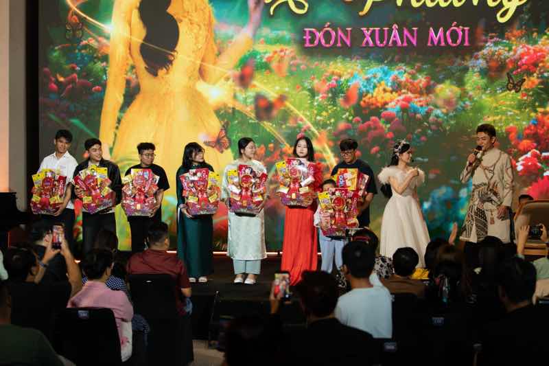 1z.947.ca-si-ha-phuong-liveshow-85