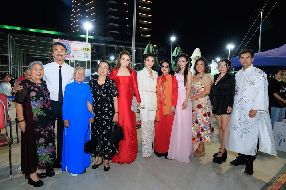 652.Ekip gap go cac NSUT gao coi tai buoi giao luu ben cong vien bo song trong khuon kho HIFF