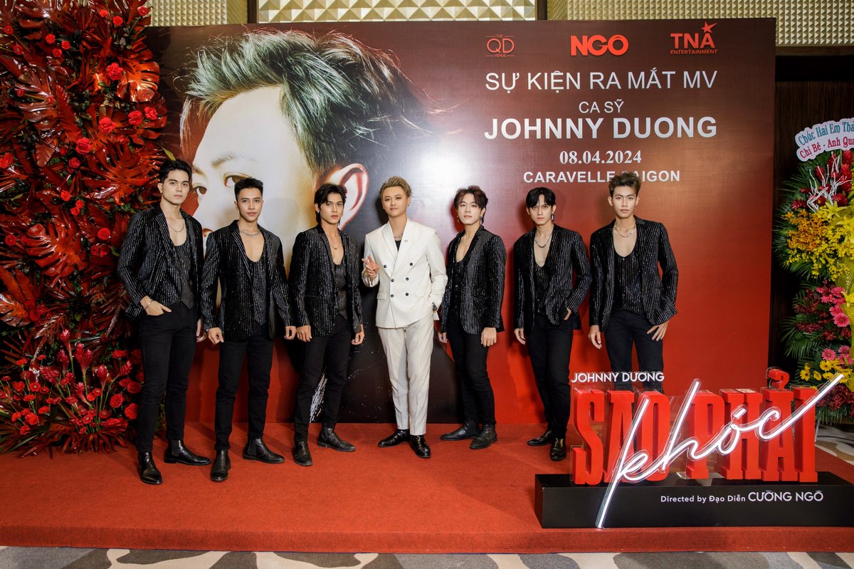 687.johnny-duong-sao-phai-khoc2