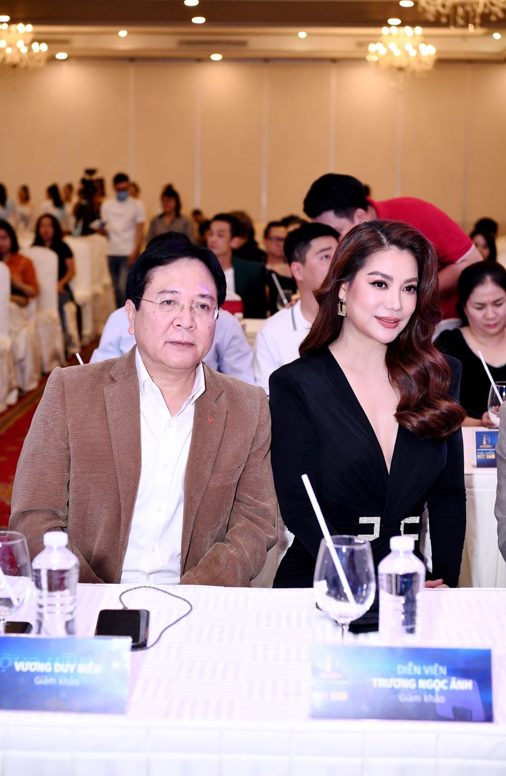 98.Ong Vuong Duy Bien va dien vien Truong Ngoc Anh