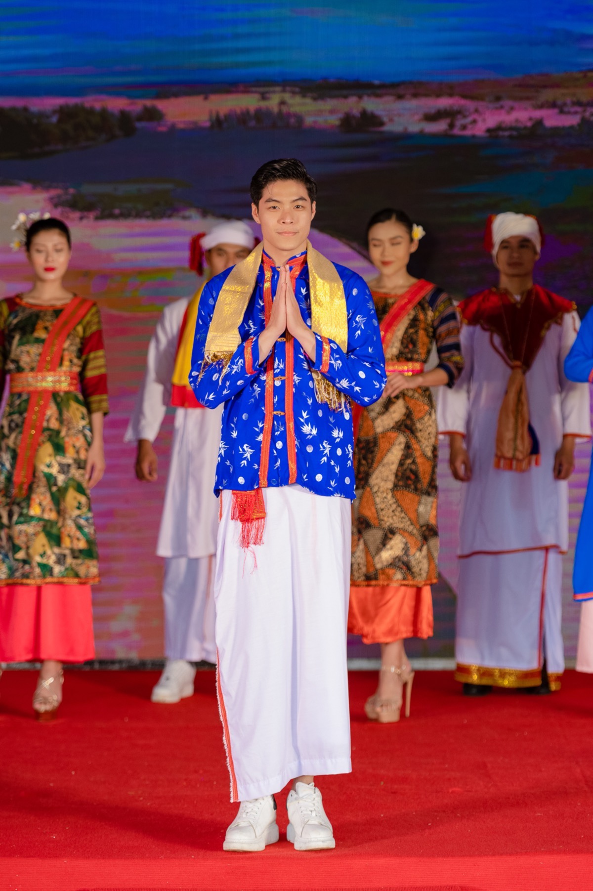 75.Namvuong-hoahau2