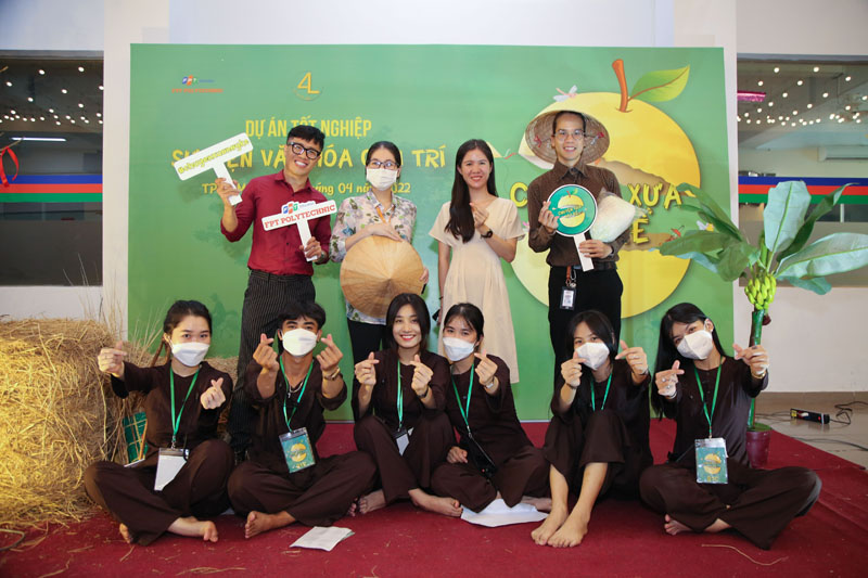 14.CXNK. Các giảng viên chụp hình cùng nhóm tổ chức sự kiện