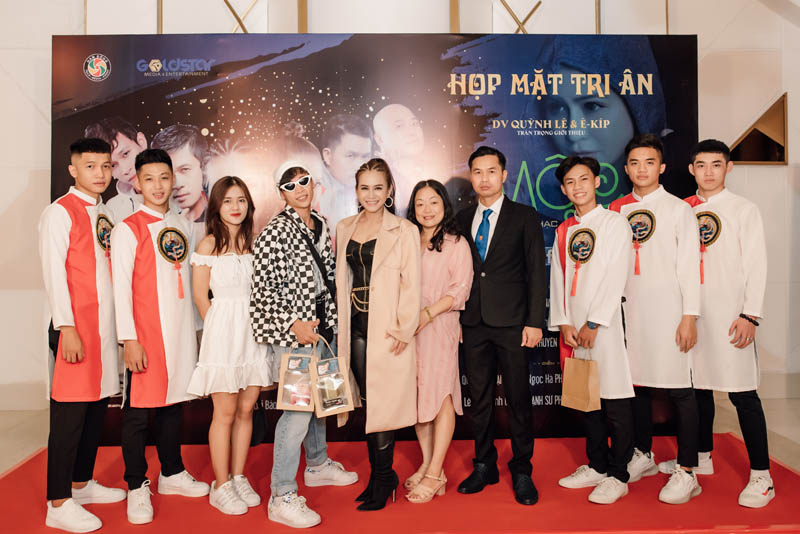 64.Biên đạo Mạnh Quyền áo caro biên kịch Diễm Thuyên áo hồng võ sư Phạm Thân vest đen và các bạn IVS
