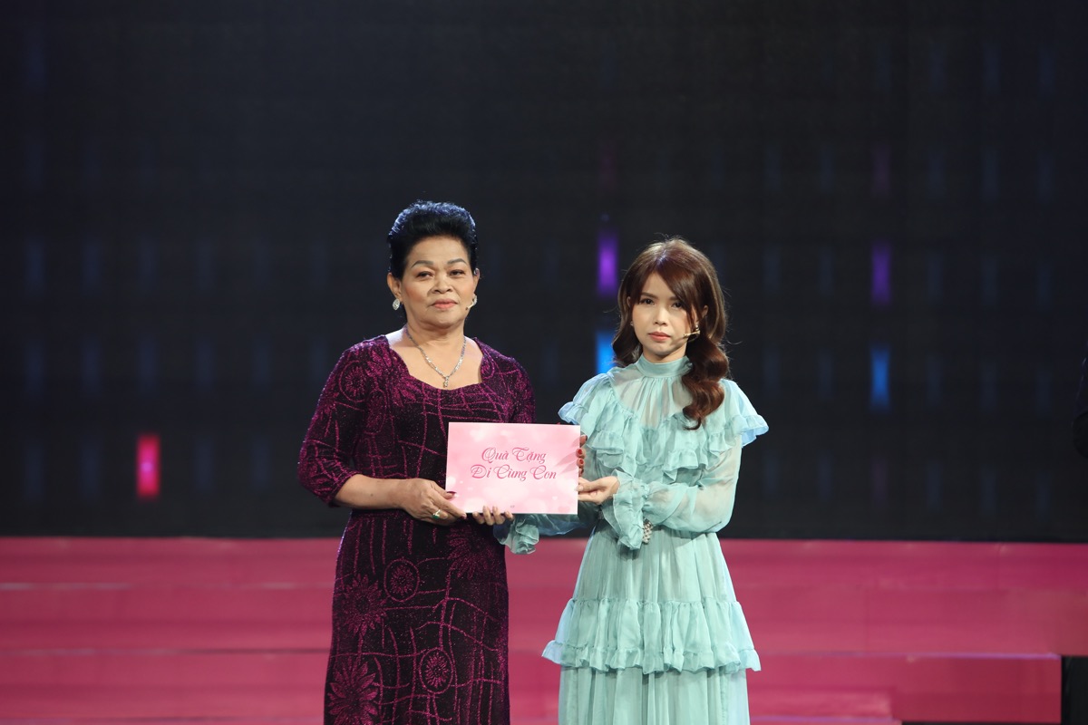 ME QUYNH MAI  CON THUY HANG 1