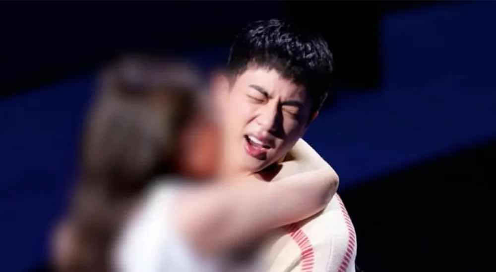 1z.180.woman-kiss-jin-bts-truyen-thong-spotlight-vietnam