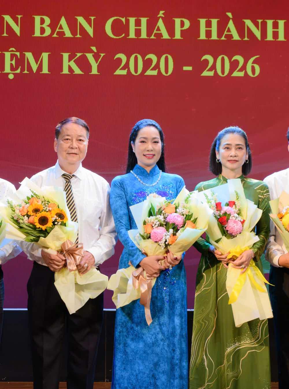 1z.230.NSND-trinh-kim-chi-dac-cu-chu-tich-hoi-san-khau-tphcm-truyen-thong-spotlight-vietnam-8