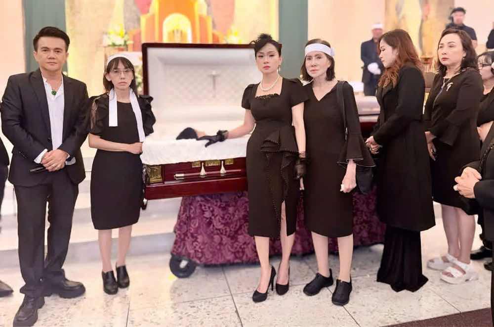 Ca si Ha Phuong khoc sung mat trong lan tien biet cuoi cung voi ba bau Thuy Uyen