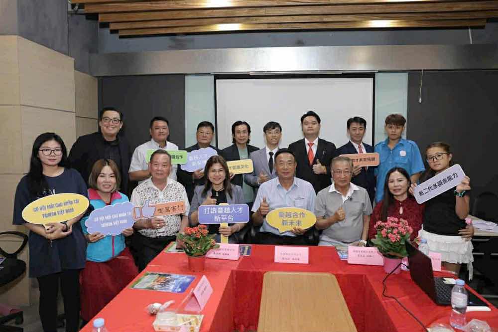 1z.824.truyen-thong-spotlight-vietnam-1