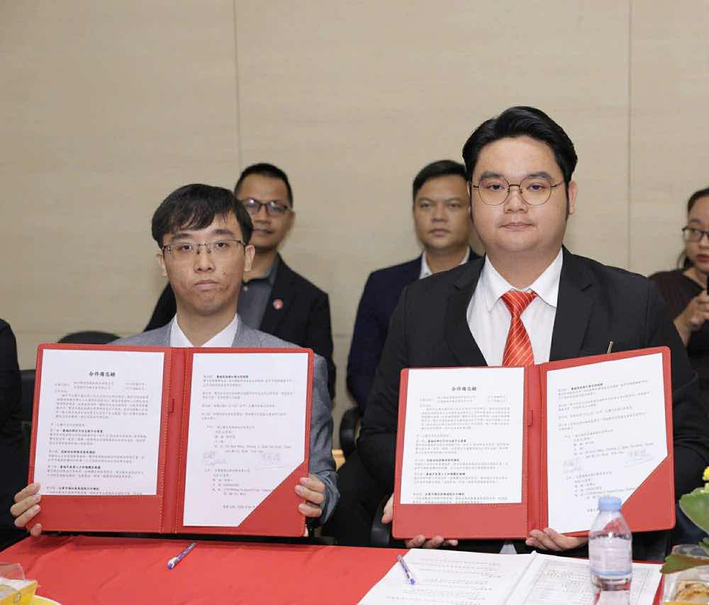 1z.824.truyen-thong-spotlight-vietnam-2