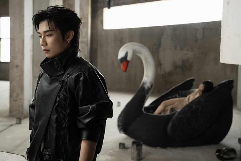 1z.869.Hinh anh SWAN trong MV 