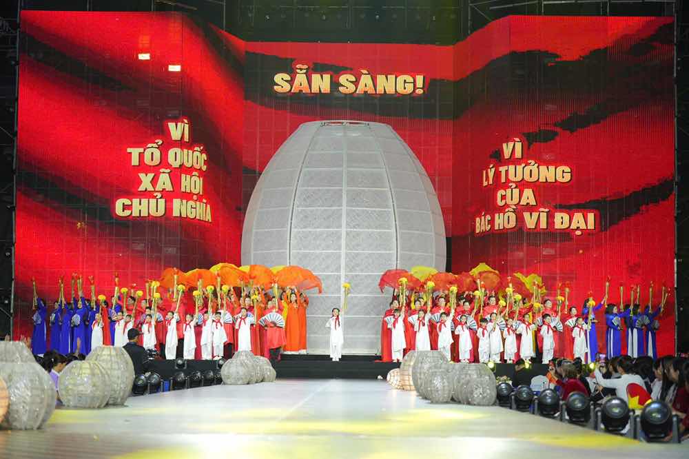 1z.893.MC-Anh-Duc-truyen-thong-spotlight-vietnam-10