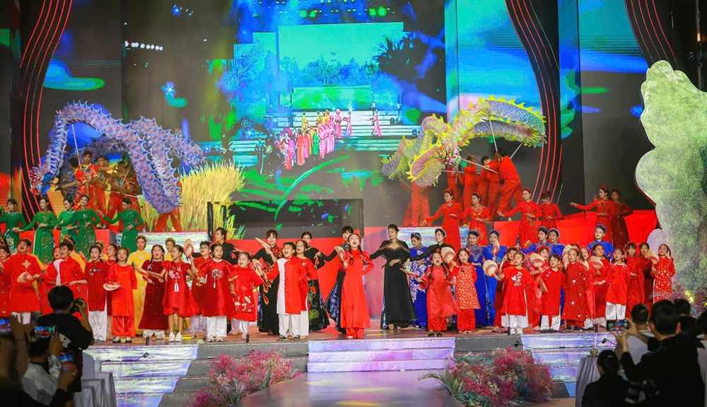 1z.893.MC-Anh-Duc-truyen-thong-spotlight-vietnam-5