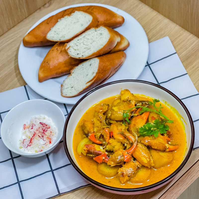 Món Cua xốt trứng muối  bánh mì
