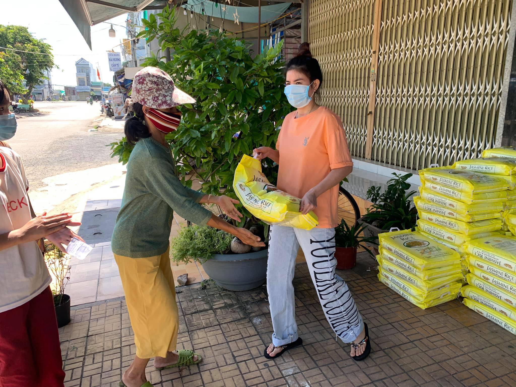 Kha Ly hỗ trợ gạo
