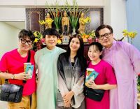 Nghệ sĩ H&ograve;a Hiệp quay phim ng&agrave;y Giỗ Tổ n&ecirc;n đ&agrave;nh gửi lễ phụng c&uacute;ng