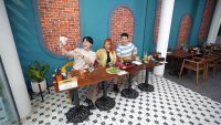 Ph&aacute;t La v&agrave; Chen Ru Lu đại n&aacute;o nh&agrave; h&agrave;ng của Long Chun