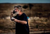 Alec Baldwin suy sụp sau khi v&ocirc; t&igrave;nh bắn chết nh&agrave; quay phim Halyna Hutchins tr&ecirc;n phim trường