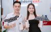 Vợ chồng nhạc sĩ Dương Khắc Linh - Sara Lưu t&igrave;nh tứ đi sắm iPhone mới