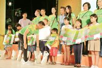 &Aacute; hậu Trịnh Kim Chi, Mr Đ&agrave;m c&ugrave;ng nhiều nghệ sỹ tặng Gạo Hoa L&uacute;a cho trẻ em ngh&egrave;o