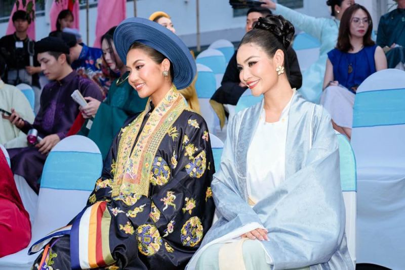 Hàng nghìn bạn trẻ mặc Việt phục đồng diễn Một Vòng Việt Nam lấp kín đường Phạm Ngọc Thạch