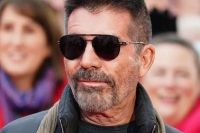 Simon Cowell bị đ&aacute;m đ&ocirc;ng la &oacute;