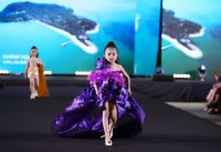 Mẫu nh&iacute; Vũ Phương Thảo đắt show thời trang cuối năm