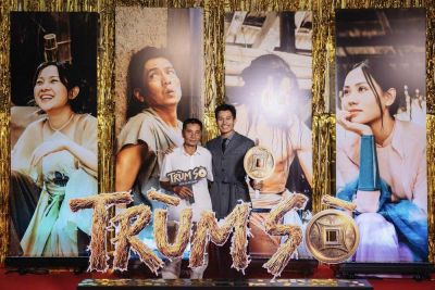 Diễn vi&ecirc;n Phương Nam nắm chặt tay bố c&ugrave;ng đi thảm đỏ ra mắt phim &ldquo;Tr&ugrave;m S&ograve;&rdquo;