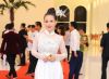 Diện &aacute;o d&agrave;i trắng tinh kh&ocirc;i, tr&acirc;m c&agrave;i uy quyền như Hoa hậu L&ecirc; Thanh Th&uacute;y