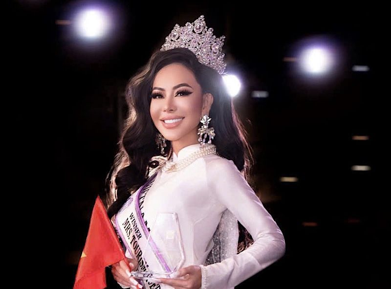 V&acirc;n Phạm đăng quang Mrs Tourism Queen International 2026, mang về c&uacute; đ&uacute;p danh hiệu cho Việt Nam