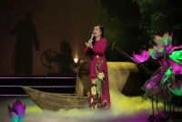Đằm thắm trong &Aacute;o d&agrave;i Việt H&ugrave;ng, NSND Thu Hiền h&aacute;t mừng Sinh nhật B&aacute;c