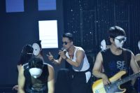 VUVU thử phong c&aacute;ch thời trang độc đ&aacute;o, khoe h&igrave;nh thể săn chắc trong MV Oh La Chacha