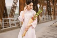 Hoa hậu Đỗ H&agrave; diện &aacute;o d&agrave;i dạo phố xu&acirc;n H&agrave; Th&agrave;nh  trước thềm Tết nguy&ecirc;n đ&aacute;n