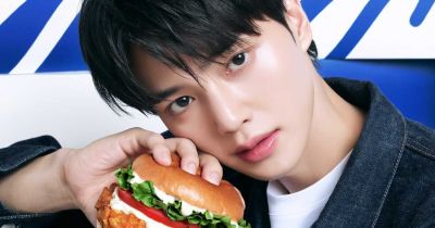 Song Kang trở th&agrave;nh gương mặt mới của thương hiệu Um Burger and Wings, mở m&agrave;n chuỗi hoạt động quảng b&aacute; sau khi xuất ngũ