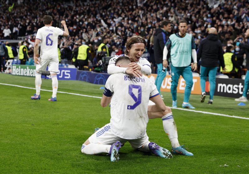 Benzema lập hat-trick, Real loại PSG