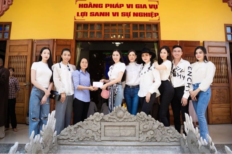 Hoa hậu Huỳnh Thuý Anh, Á hoàng Cao Thuỳ Trang cùng nhóm bạn hoa khôi viếng chùa Tâm Nguyện
