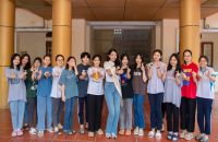 &Aacute; Hậu Lương Thị Hoa Đan trao qu&agrave; khuyến học tại Hải Dương