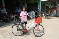 MC Quyền Linh giữ lời hứa, x&acirc;y nh&agrave; mới, mua tặng xe đạp cho em nhỏ mồ c&ocirc;i cha