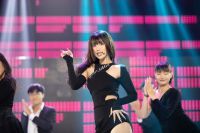 Han Sara bất ngờ lột x&aacute;c h&igrave;nh tượng cực sexy ở The Heroes
