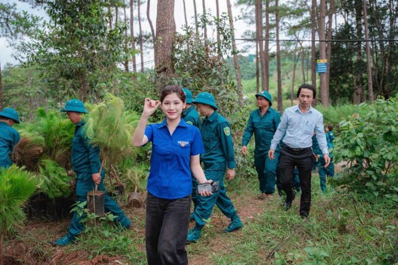 Hoa hậu Môi trường Quốc Tế Việt Nam Trần Thị Mỹ Linh trồng cây nhớ ơn Bác Hồ