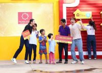 Ca sĩ Tuấn Hưng v&agrave; b&agrave; x&atilde; tham gia M&aacute;i ấm gia đ&igrave;nh Việt