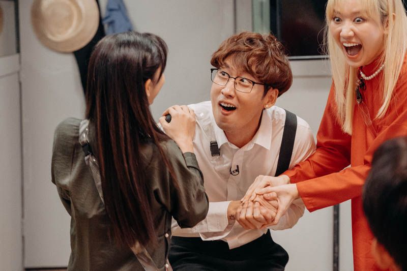 Hari Won: “Dưới ánh đèn sân khấu người nghệ sĩ mang nhiều mặt nạ khác nhau”, chuyện gì đang xảy ra?