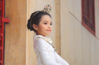 Đỗ Ho&agrave;ng Thi&ecirc;n Nga ki&ecirc;u sa với &Aacute;o d&agrave;i của NTK Việt H&ugrave;ng, đ&aacute;nh dấu tuổi l&ecirc;n 7