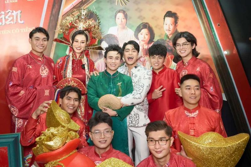 Hoa hậu Yuki Lan Anh mặc trang phục cầu kỳ cùng Huỳnh Lập ra mắt phim ‘'Nhà gia tiên’'