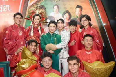 Hoa hậu Yuki Lan Anh mặc trang phục cầu kỳ cùng Huỳnh Lập ra mắt phim ‘&#039;Nhà gia tiên’&#039;