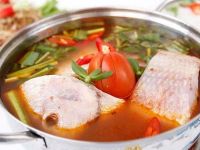 Nấu lẩu c&aacute; di&ecirc;u hồng kiểu Th&aacute;i