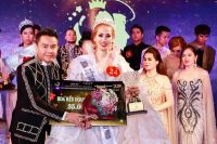 Nam vương Doanh nh&acirc;n Huy Ho&agrave;ng trao vương miện cho Hoa hậu Doanh nh&acirc;n người Việt to&agrave;n cầu 2019