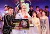 Nam vương Doanh nh&acirc;n Huy Ho&agrave;ng trao vương miện cho Hoa hậu Doanh nh&acirc;n người Việt to&agrave;n cầu 2019