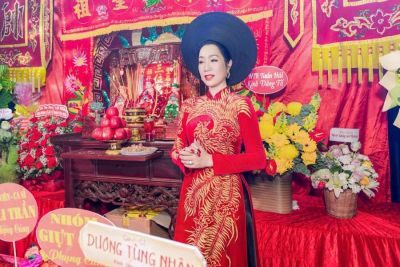 NSND Trịnh Kim Chi&nbsp;d&agrave;nh to&agrave;n bộ số tiền c&uacute;ng Tổ để cứu trợ b&agrave; con v&ugrave;ng lũ Hualoi